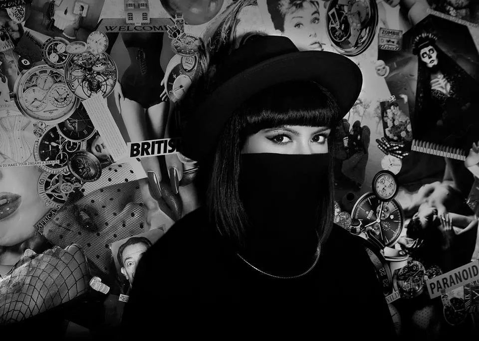 Black-and-white portrait of Romanian Techno DJ and producer Deysa wearing a hat and face covering, representing her underground Techno sound and Radio DEEA background.