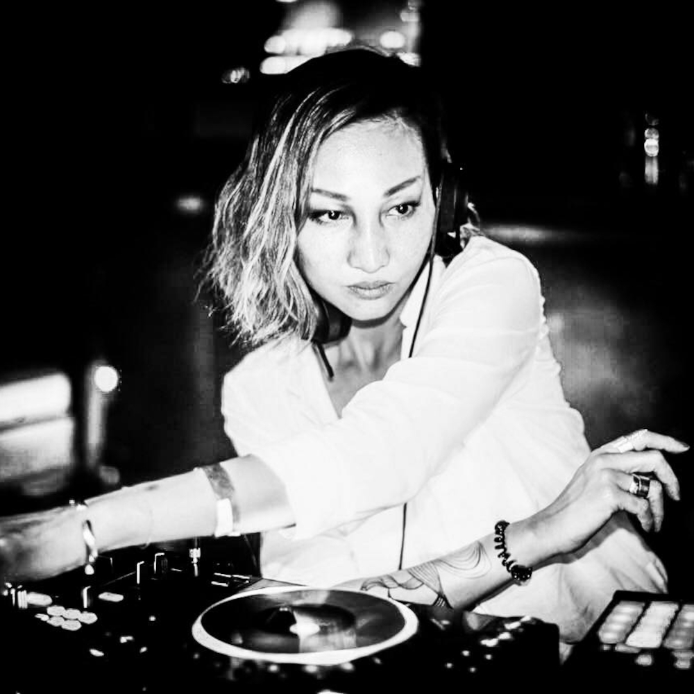 Chinese DJ and producer Jasmine Li performing in the Netherlands, black and white image.