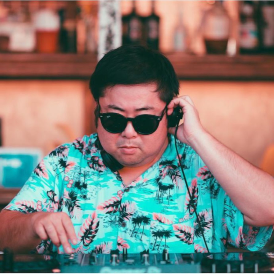 Nhà DJ người Nhật Marcy biểu diễn tại một quán bar, đeo kính râm, ảnh màu.