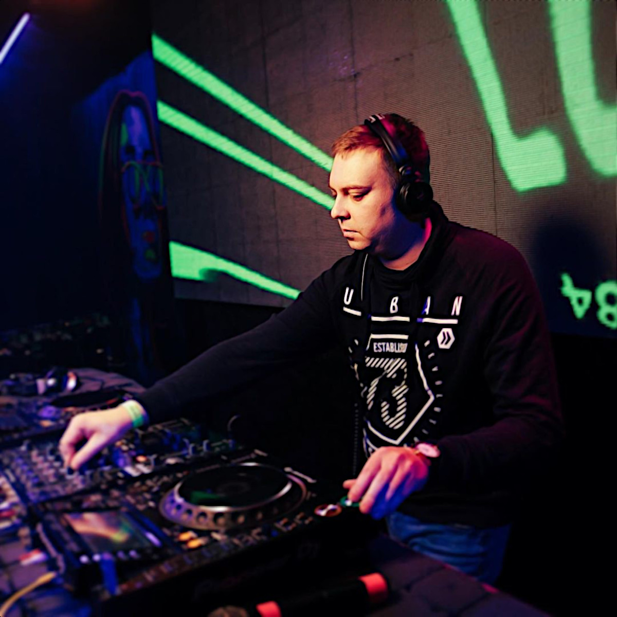 Nhà sản xuất và DJ người Nga Vitaly Shturm biểu diễn tại Câu lạc bộ đêm C20, hình ảnh màu.