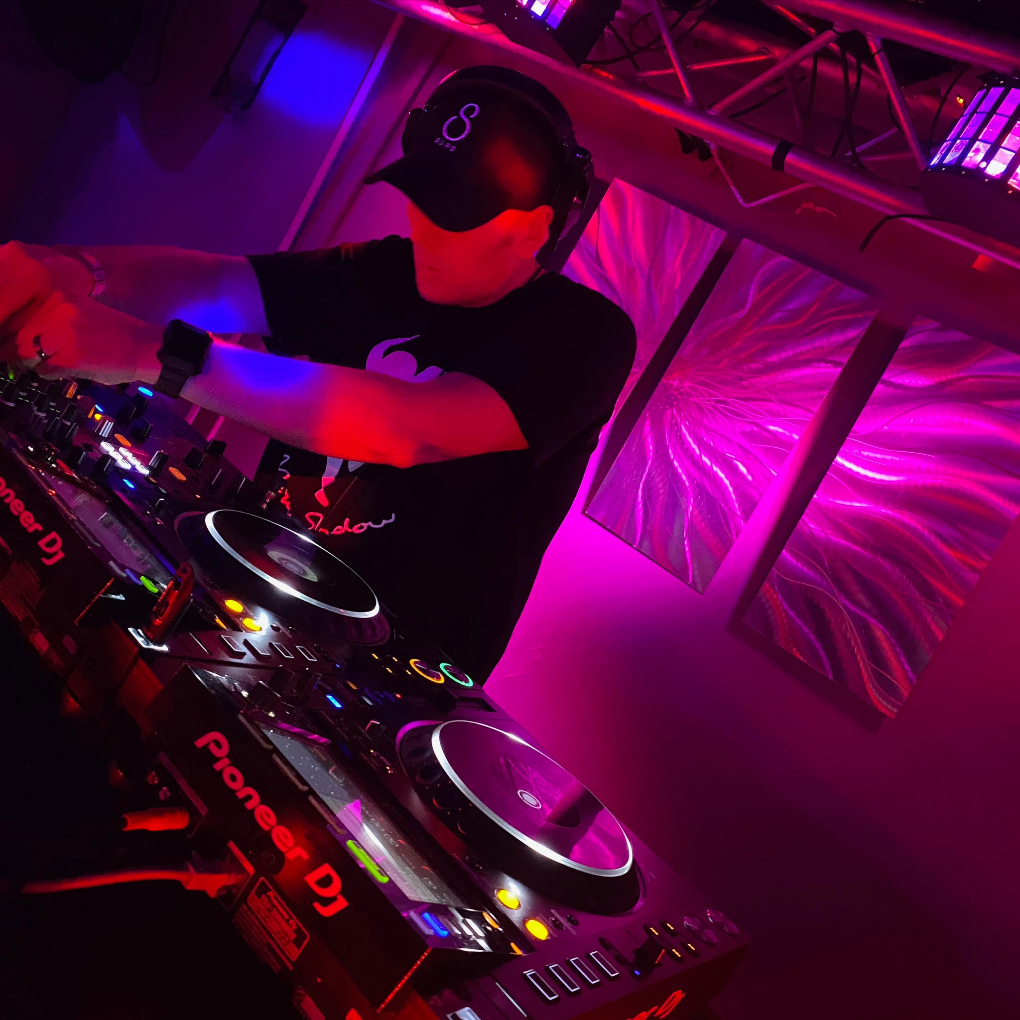 Nhà sản xuất và DJ người Mỹ OneDuz biểu diễn tại một sự kiện ở Mỹ, hình ảnh màu.