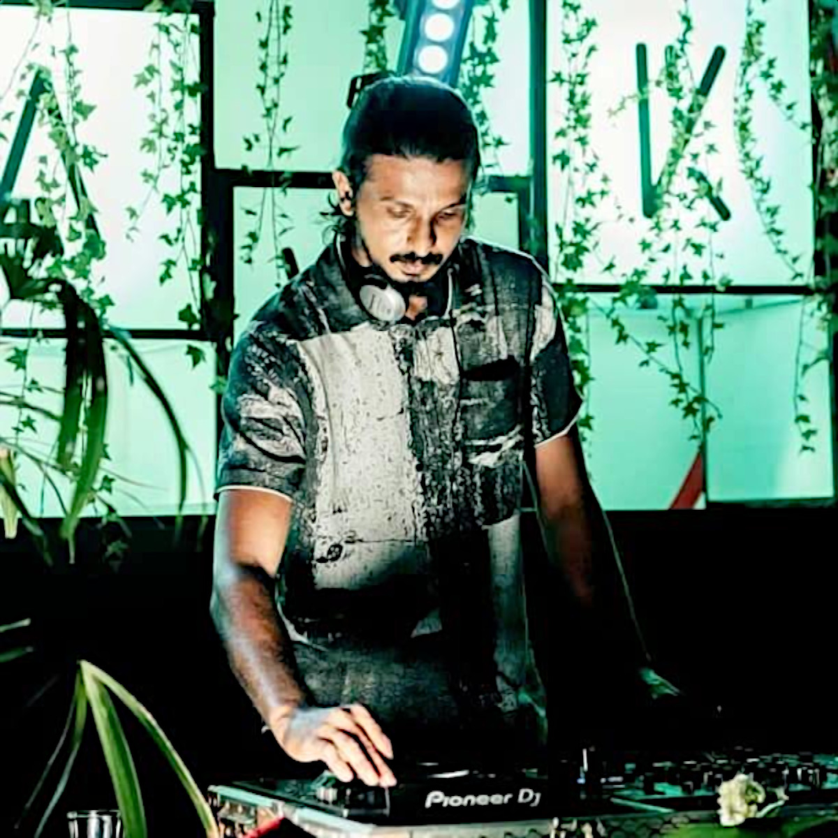 Nhà sản xuất và DJ người Sri Lanka Dimel De Silva biểu diễn tại một sự kiện ở Sri Lanka, hình ảnh màu.
