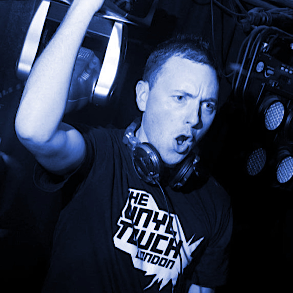 Nhà sản xuất và DJ người Anh Lockup biểu diễn tại The Vinyl Touch ở London, hình ảnh đen trắng với tông màu xanh lam.