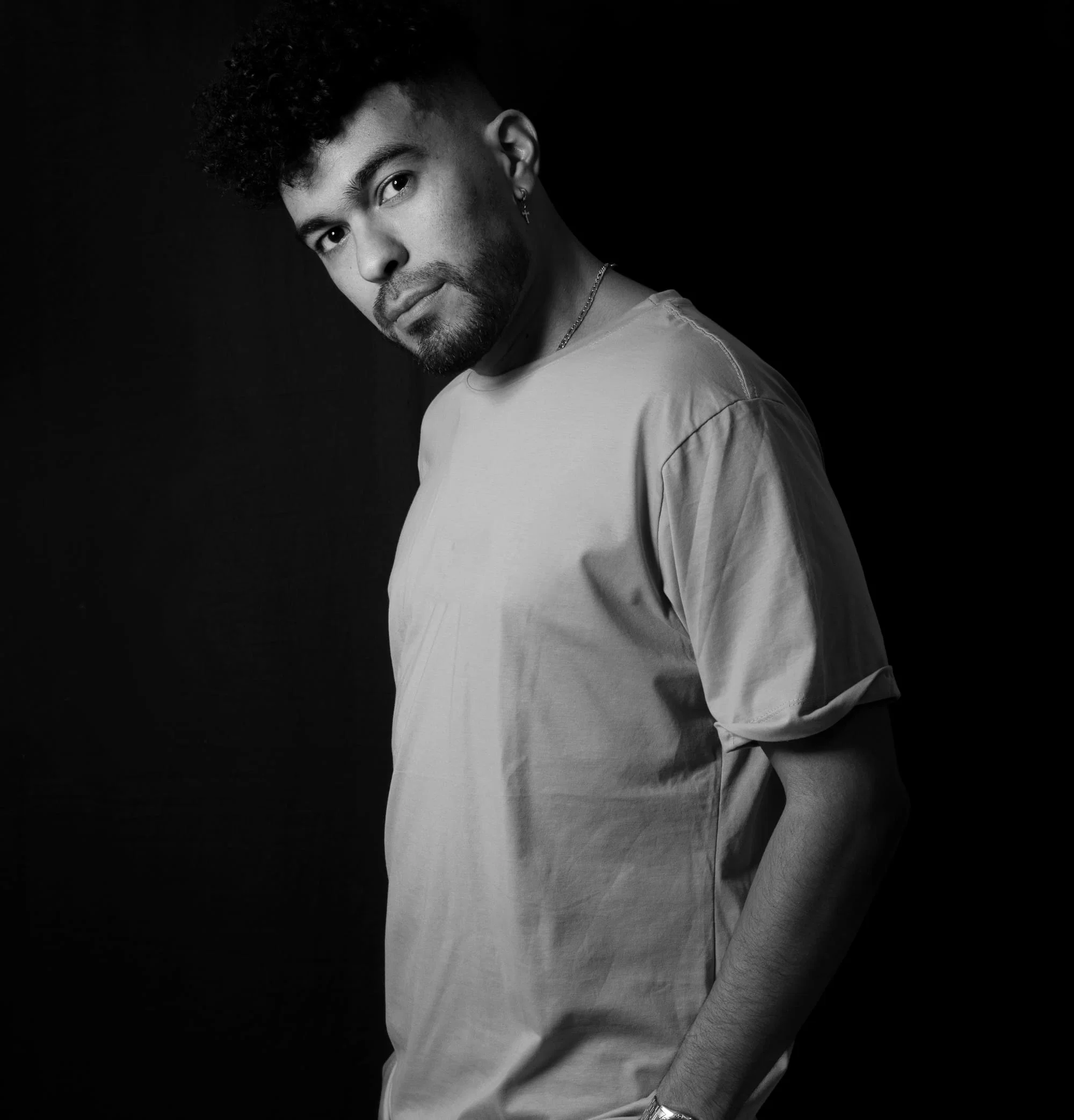 Black-and-white portrait of Colombian DJ and producer Guzt against a dark background, representing his Tech House sound and role in Colombia’s electronic music scene.
