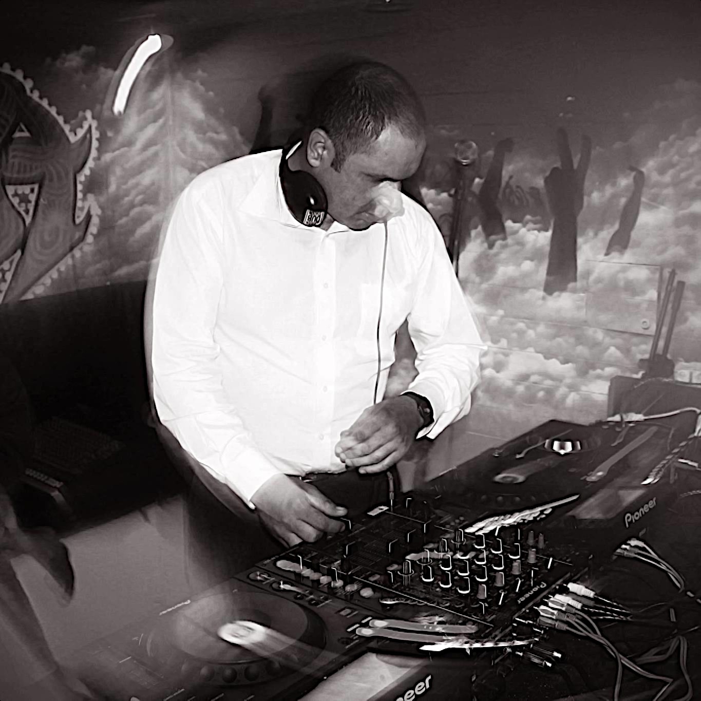 Nhà sản xuất và DJ người Anh DJ Psycho-UK biểu diễn tại The Basement ở Thành phố Hồ Chí Minh, Việt Nam, hình ảnh đen trắng.