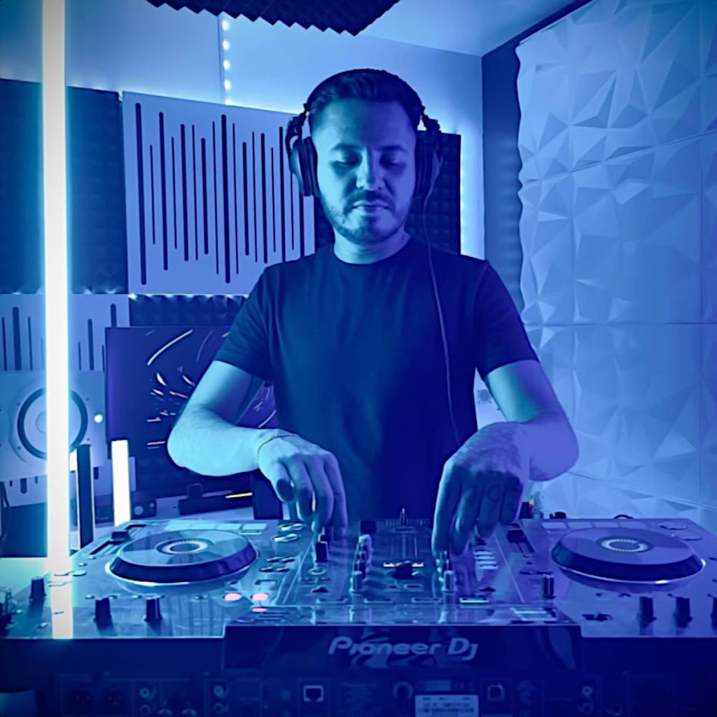 After Hours 660 is hosted by Hypnotised, and guest DJ Hector Toledo.