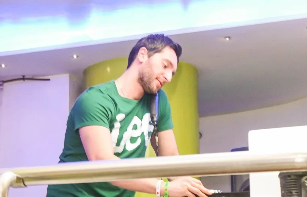 Italian DJ and producer Inve performing at iBar side image in colour.