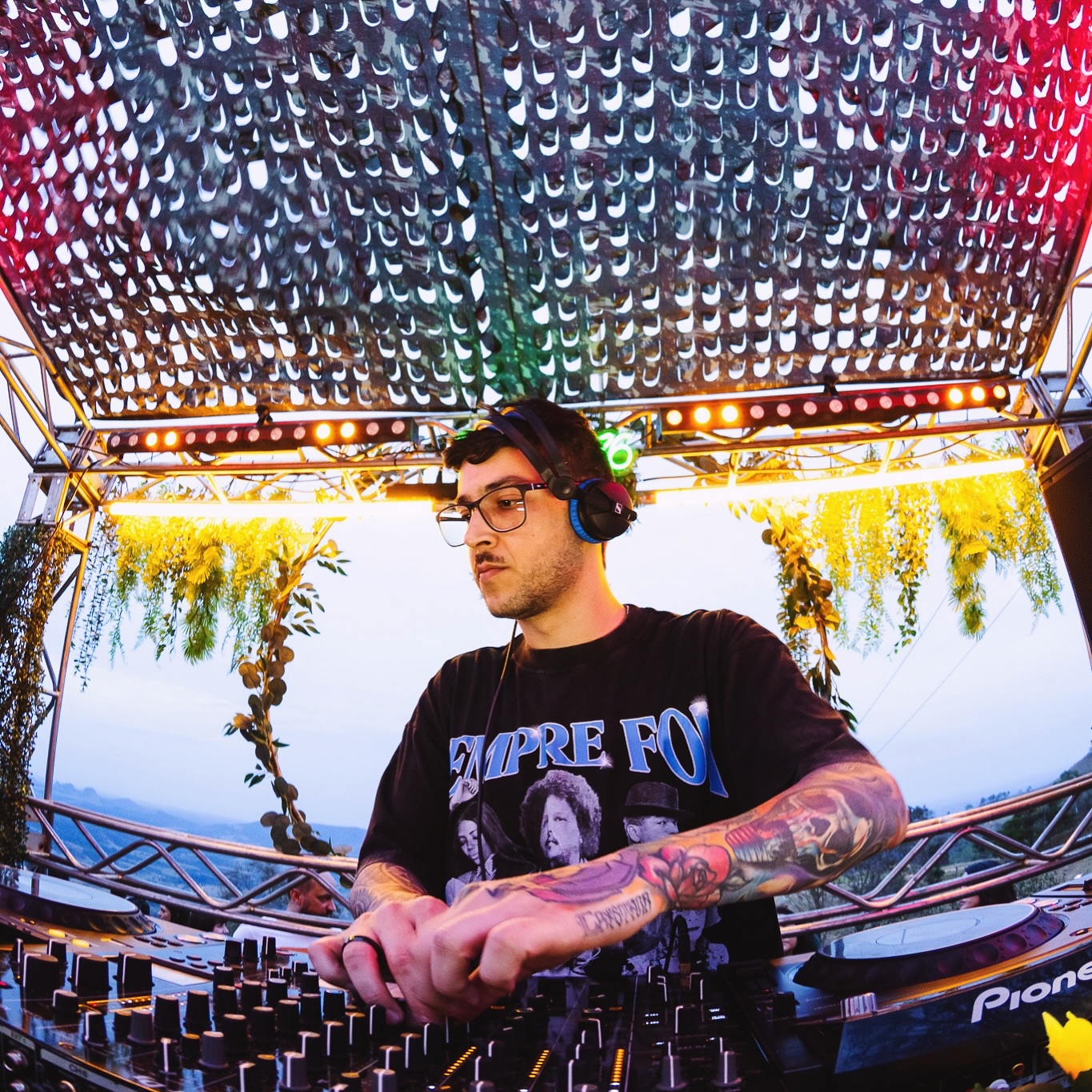 Nhà sản xuất và DJ người Brazil Praise (BR) biểu diễn một set nhạc trực tiếp tại sự kiện âm nhạc điện tử ngoài trời.