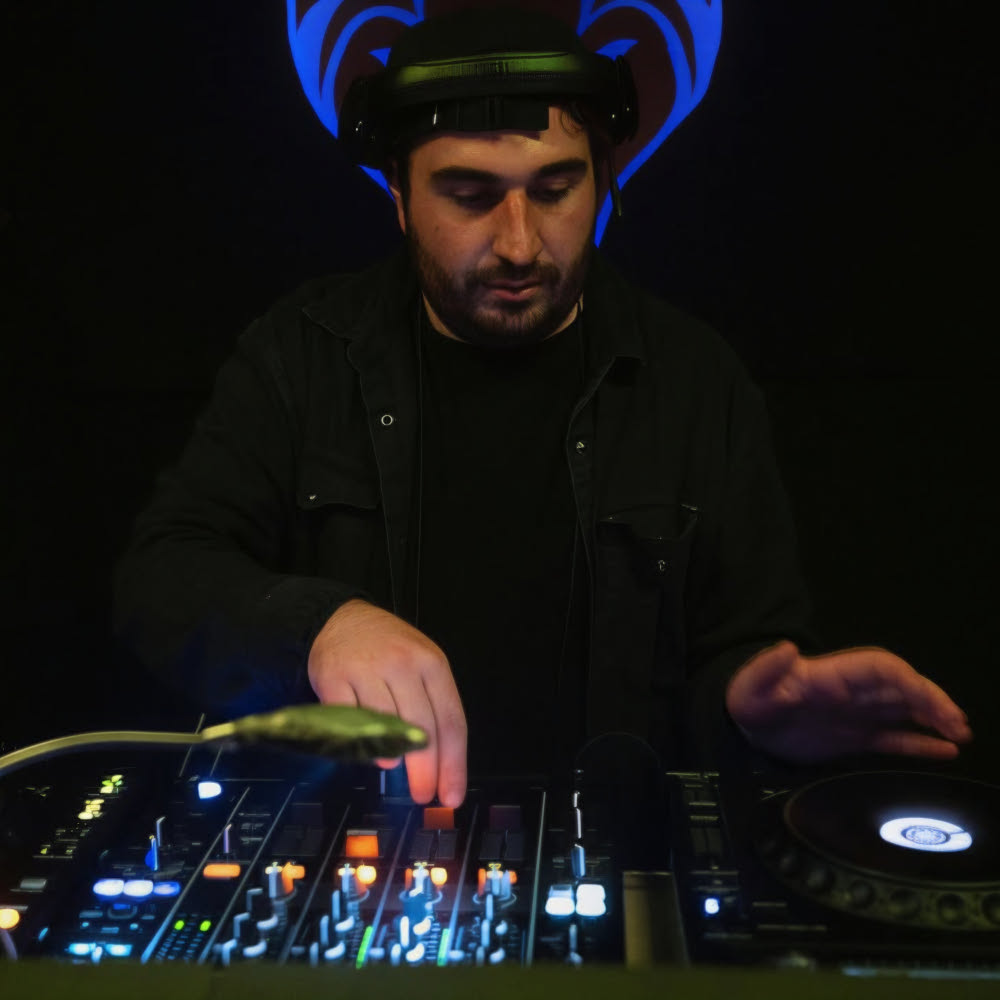 After Hours 726 is hosted by Hypnotised and guest DJ Don Creek.