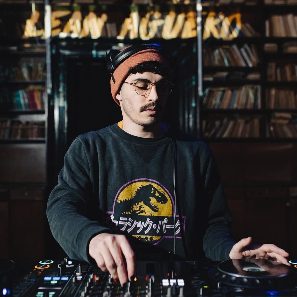 Argentine DJ and producer Lean Agüero performs behind a DJ setup in Buenos Aires, representing his Progressive House sound shaped by deep grooves, melodic textures and atmospheric detail.