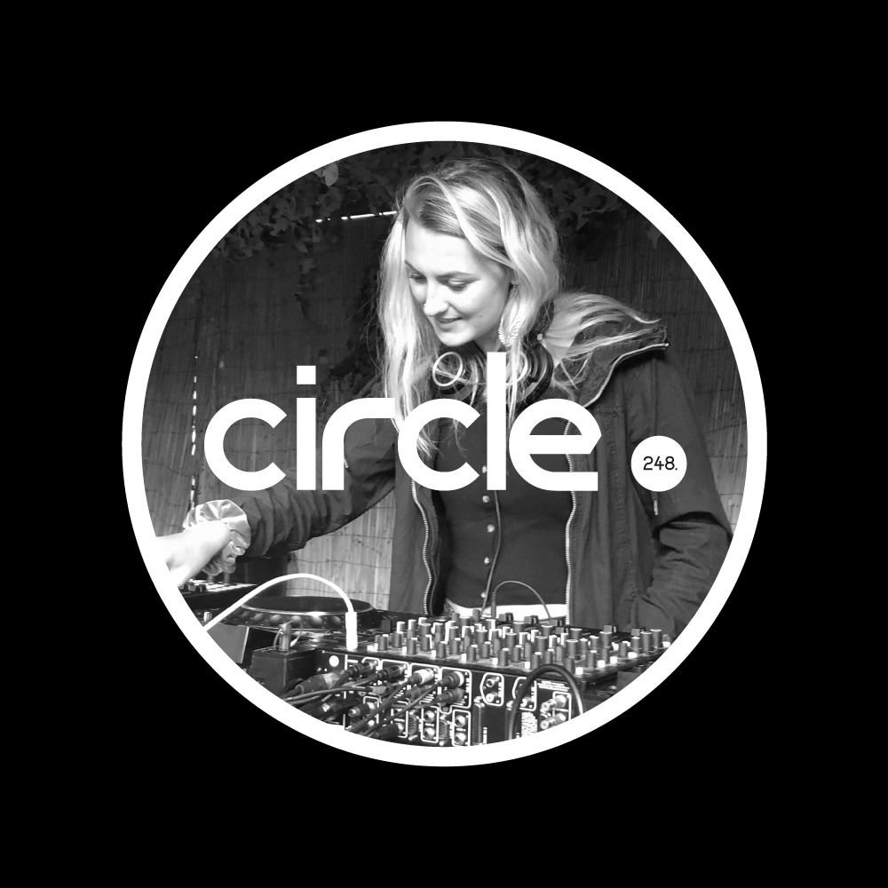 DJ Minty Morgan biểu diễn với tư cách là DJ phía sau vòng tròn. Biểu tượng Ibiza