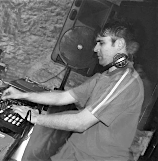 Nhà DJ và nhà sản xuất người Ý Francesco Conti trong hình ảnh phụ thời gian trôi nhanh, thể hiện anh ấy đang biểu diễn với độ mờ nhẹ, hình ảnh đen trắng.