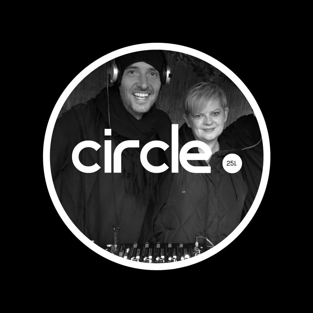 Pete Bidwell with Rocka Lula behind circle 251 logo