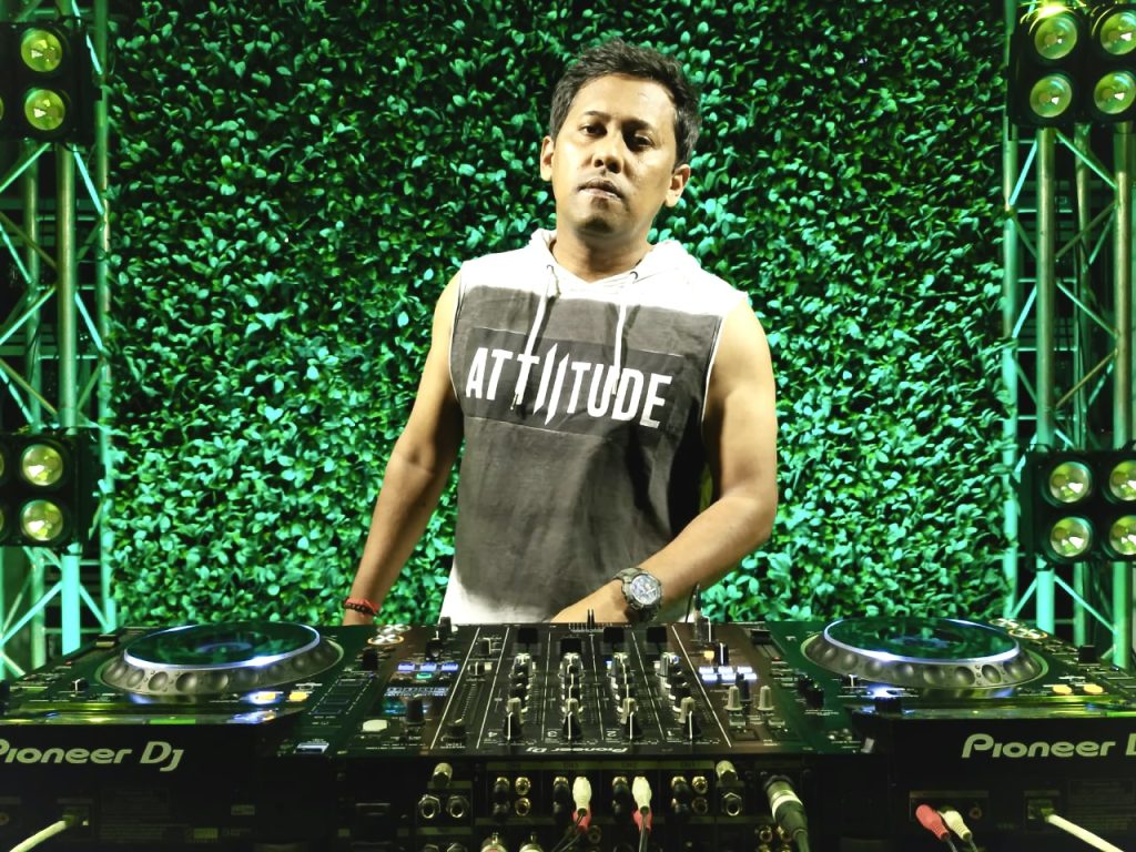 DJ Kafka publishes his track list for episode 22.