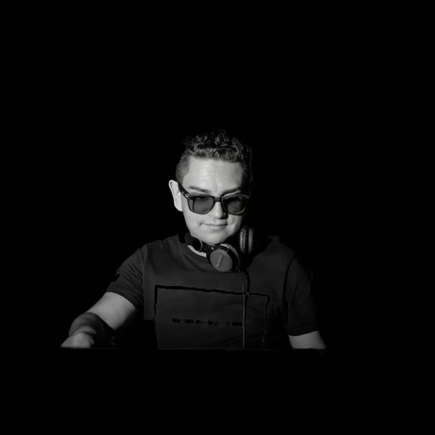 Colombian DJ and producer Vargdeck performing in Bogotá, black and white image.