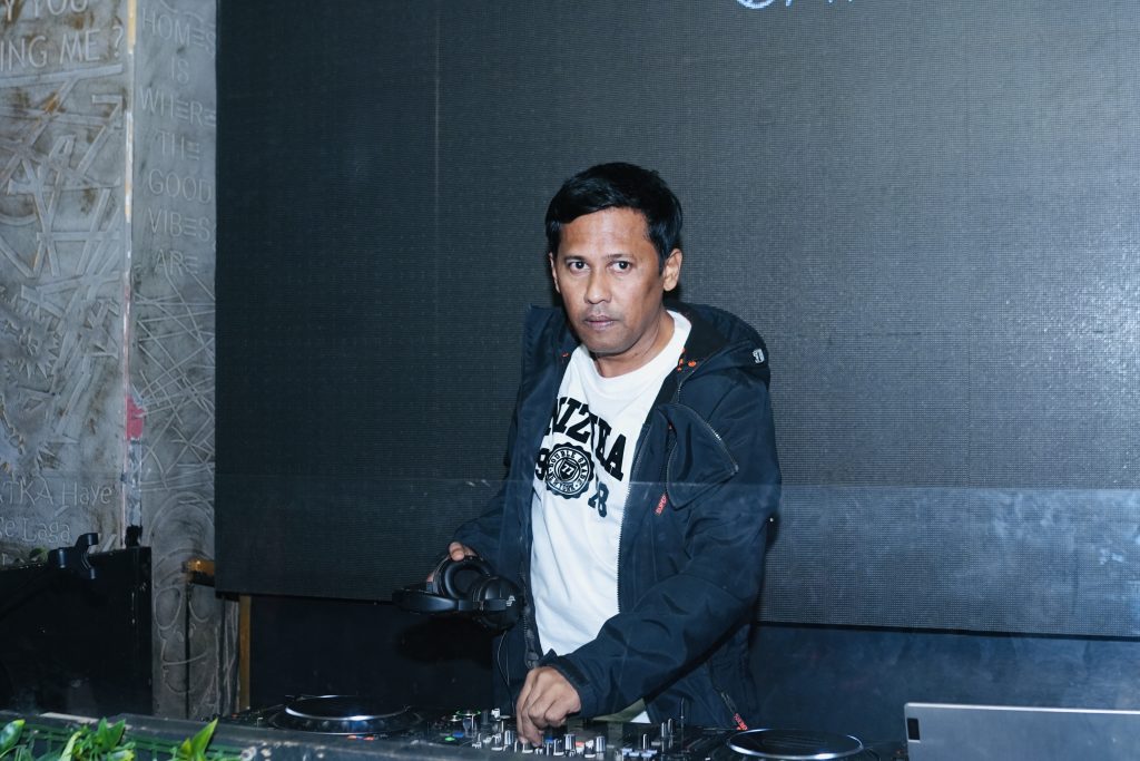 DJ Kafka publishes his track list for episode 25.