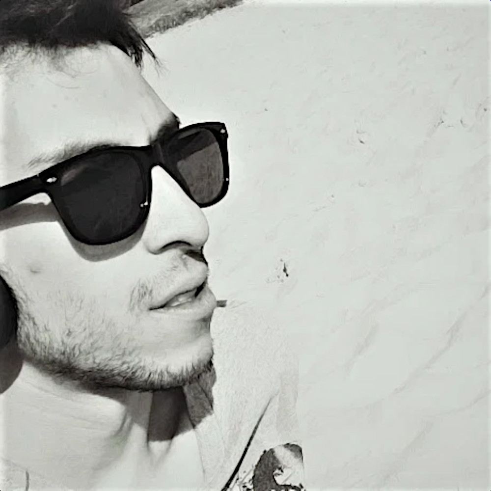 Black-and-white side portrait of Colombian DJ Mattjuan, also known as Mateo Ruiz, wearing sunglasses and representing his Minimal House, Micro House and Break House sound.