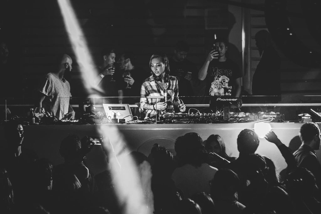 Chinese DJ and Producer Jasmine Li performing in Barcelona, black and white image.