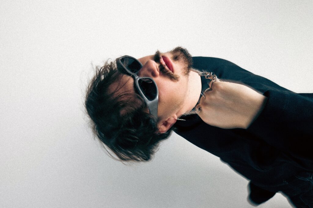REYUS announces debut album ‘I’m Listening’ with ‘Around You’