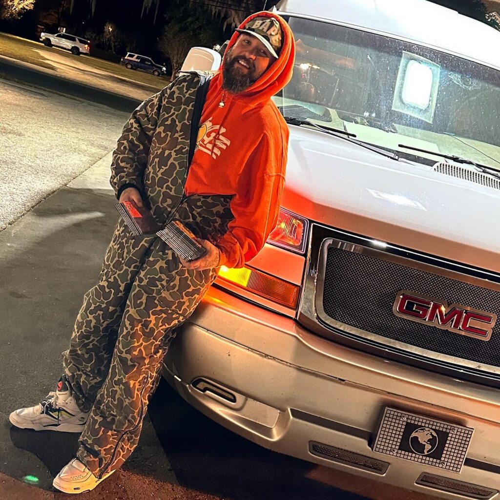 サウスカロライナ州のヒップホップアーティスト兼プロデューサー、DJキャノン・バニオンがGMCバンの横に写っています。